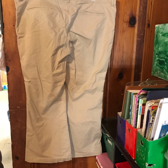Old Navy Size 20 khakis - Picture 1 of 3